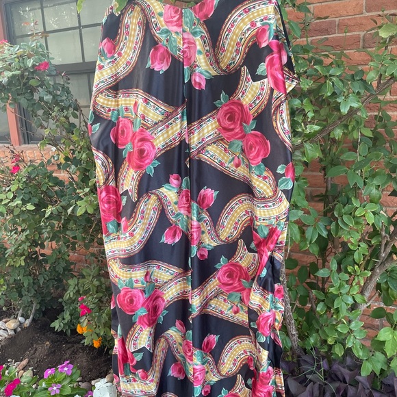 Featherbed • Vtg • 1960’s • Floral • Satin • Black/Red • Large •Kaftan Nightgown